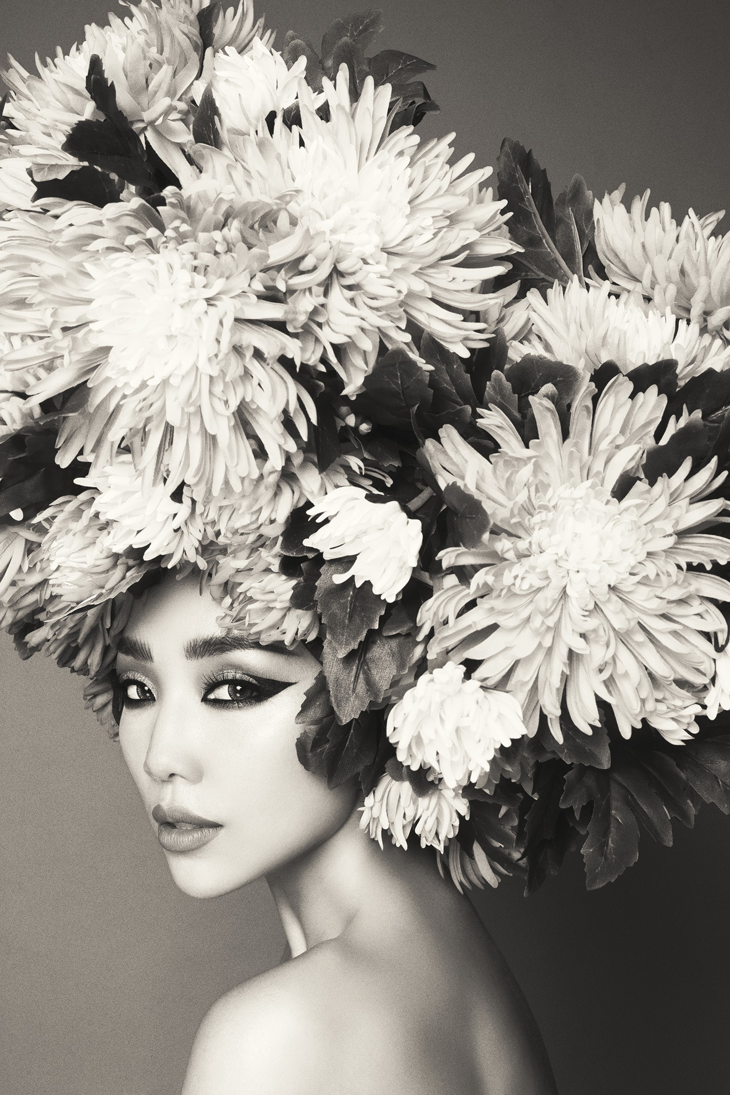 Hà Tăng vai trần, Kỳ Duyên cùng loạt mỹ nhân Việt khác trút bỏ xiêm y trong bộ ảnh của NTK Đỗ Mạnh Cường